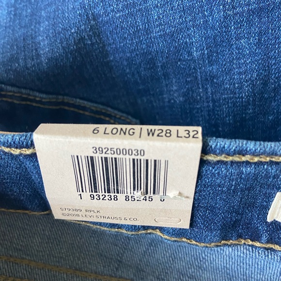 NWT Levi’s Classic Straight Hyper Sculpt Size 6 Long W28xL32 - Picture 8 of 11